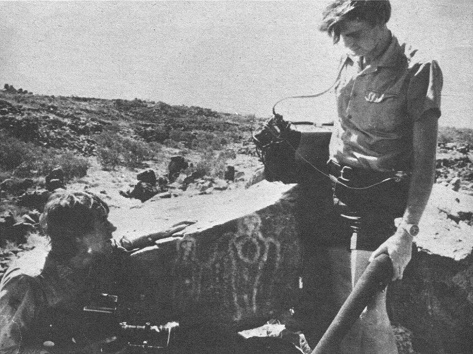 Los hermanos
                          Leyland con los dibujos rupestres de
                          astronautas en la regi�n de Alice Springs