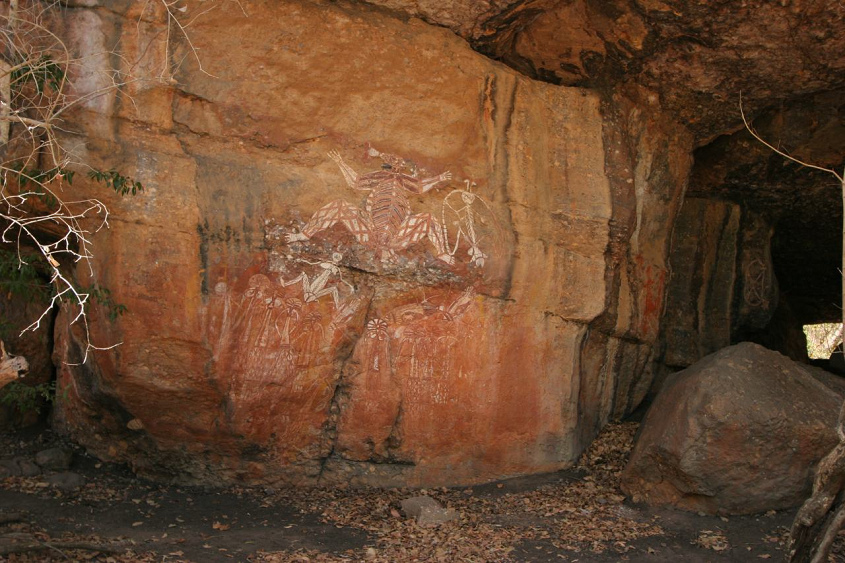 Dibujo rupestre del hombre de la luz con
                          otro hombre grande y con dioses, en la regi�n
                          de Arnhem en el parque Kakadu en la roca
                          Nourlangie, vista total