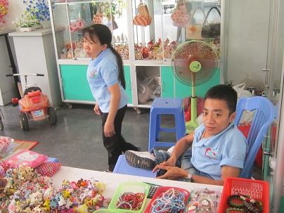 Saigon War Museum 2013: Agent Orange
                              victims are selling products