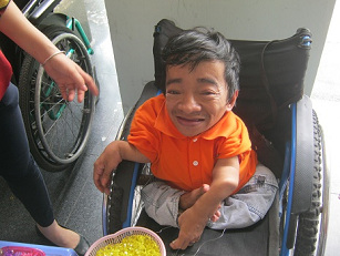 War
                          Museum in Ho Chi Minh City (Saigon) in 2013:
                          agent orange victim in a wheel chair 02
                          selling products