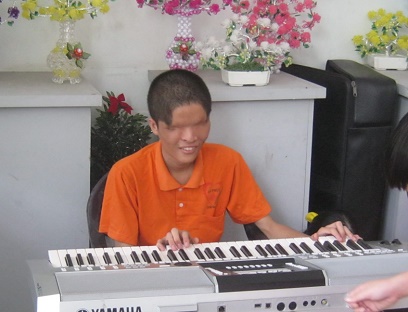 Pianist ohne Augen 02 im Kriegsmuseum
                            von Ho Chi Minh City (Saigon)