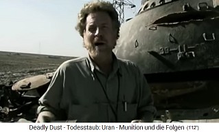 Dr.
                                  Tedd Weyman zeigt einen
                                  Panzer-Streifschuss einer
                                  NATO-Atomrakete ("Uranmunition),
                                  wo die 20.000fache Strahlung wie
                                  normal gemessen werden kann