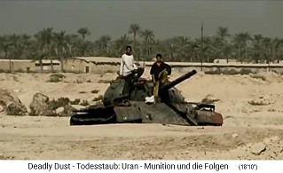 Kinder in der
                                Region Basra spielen auf einem
                                radioaktiven Atommüll-Panzerwrack