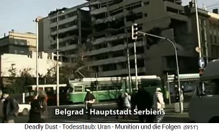 Zentrum von Belgrad, eine
                                Strassenbahn fährt an einer offenen,
                                radioaktiven (!) Atomruine vorbei - ein
                                von der NATO mit radioaktiven
                                Atomraketen (Uranmunition) zerbombtes
                                Gebäude