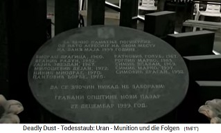 Gedenktafel in Novi Pazar in
                                Südserbien nahe dem Kosovo 1999, 13
                                unschuldige Zivilisten starben