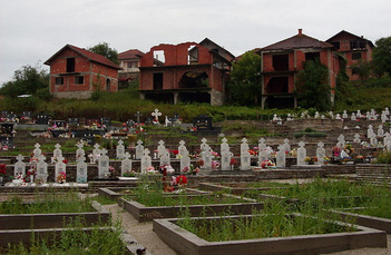 Bratunac Friedhof mit
                                verlassenen Häusern