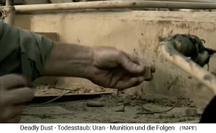 Tedd Weyman
                              nimmt eine Bodenprobe mit Staub aus Erbil