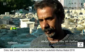 Der Kinderfriedhof von Basra,
                                    der Totengräber Abdul Hassan Abu Ali
                                    Daffan schildert die Katastrophe mit
                                    den toten Kindern durch den
                                    Uranstaub, der durch den
                                    NATO-Atommüll verursacht wird - die
                                    NATO begeht hier einen GENOZID