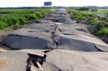Strasse mit vielen Schlagl�chern bei
                        Jaroslawl in Russland
