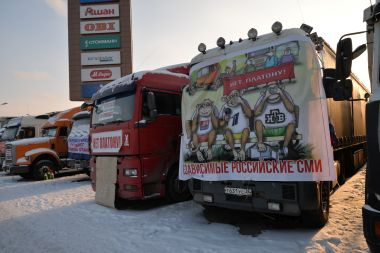 Lkw-Streik in Moskau-Chimki
                                    gegen die Einf�hrung einer Maut,
                                    Plakat mit den 3 Affen (nichts
                                    h�ren, nichts sehen, nichts sagen)
