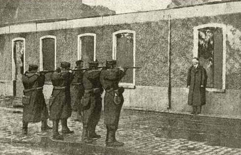 Die
                zaristische Geheimpolizei "Ochrana" [8] f�hrte
                kompromisslos die Todesstrafe aus und war die Repression
                des Zaren