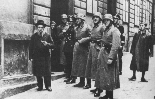Warschauer
                        Ghetto, ein orthodoxer Jude muss mit SS-M�nnern
                        posieren