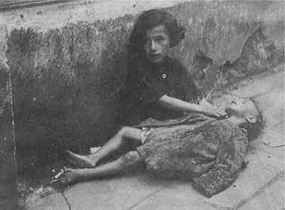 Warschauer Ghetto,
                        Kind mit Kind (das total abgemagert scheint)