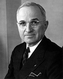 Und der
                naive Bauernsohn Truman [5] ohne kaufm�nnische
                Ausbildung unterst�tzt die rassistischen Zionisten in
                Pal�stina und macht sich dadurch die
                "Sowjetunion" zum Gegner...