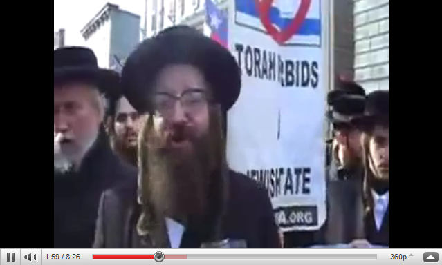 Rabbi Weiss demonstriert f�r Frieden mit
                          dem Transparent im Hintergrund "Die Torah
                          verbietet einen Judenstaat"