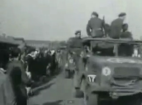 "Amerikanischer" Lastwagen mit
                  Kriegsgefangenen mit einem F�nfzack-Stern auf der
                  Motorhaube