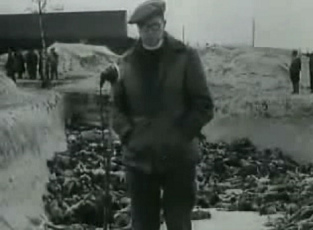 Ein englischer Reporter mit
                      hebr�ischem Akzent steht vor der Leichengrube, die
                      angeblich am 24. April 1945 mit Leichen gef�llt
                      wurde