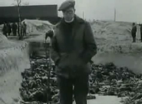 Ein englischer Reporter mit
                      hebr�ischem Akzent steht vor der Leichengrube, die
                      angeblich am 24. April 1945 mit Leichen gef�llt
                      wurde