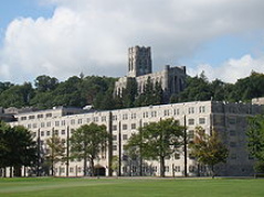 West
Point-Akademie, Wohnhäuser und Kirche
oben drüber West Point-Akademie, Wohnhäuser und
Kirche oben drüber
