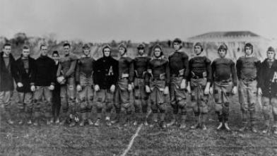 Eisenhower in der
Fussballmannschaft von West Point von
1912 (eher kleine Statur, zweiter von
links) Eisenhower in der
Fussballmannschaft von West Point von
1912 (eher kleine Statur, zweiter von
links)
