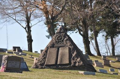 El pirámide del líder Sr. Russell en el
cementerio El
pirámide del líder Sr. Russell en el cementerio