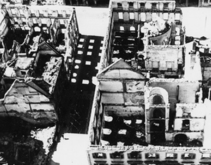 Tormenta �gnea en Freiburg
                  im Breisgau en 1944, solo quedan "cajas
                  abiertas" y los fundamentos