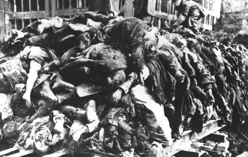 mont�n de
                  cad�veres despu�s del Holocausto de Dresden con la
                  tormenta �gnea
