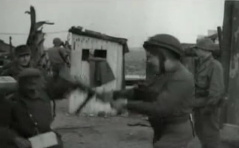 El racista Eisenhower
tenía sus empleados en los campos del prado del Rin:
"Americanos" blancos golpean a soldados
alemanes con metralletas El racista Eisenhower tenía
sus empleados en los campos del prado del Rin:
"Americanos" blancos golpean a soldados
alemanes con metralletas