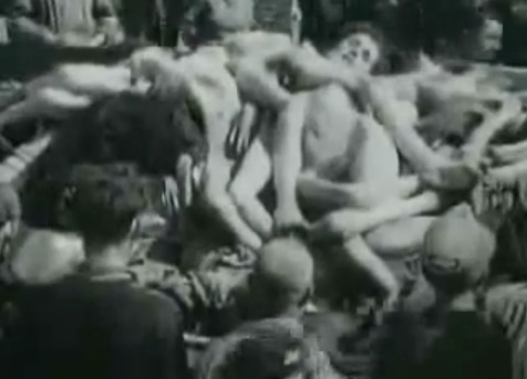 Bergen-Belsen, mont�n de cad�veres en un
                      cami�n o en un tr�iler (12min.54seg.)