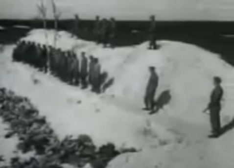 Rapapolvo falso en la fosa
                  com�n del cc Bergen-Belsen con guardianes con
                  metralletas (17min.35seg.)