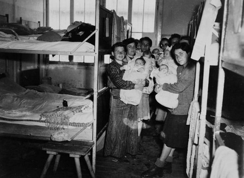 Mujeres liberadas del cc de Dachau con
recién nacidos Mujeres
liberadas del cc de Dachau con recién nacidos