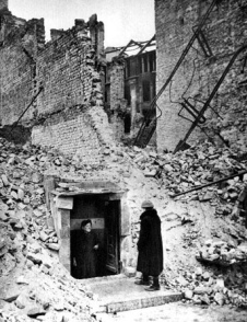 La posguerra en
Alemania residual con la vida en sótanos y
ruinas La
posguerra en Alemania residual con la vida en
sótanos y ruinas
