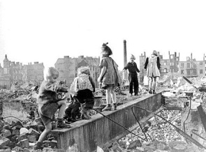 La posguerra en Alemania
residual, niños jugando en las ruinas La
posguerra en Alemania residual, niños jugando
en las ruinas