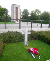 L�pida sepulcral de la tumba del
                            general Patton en Luxemburgo con nido verde