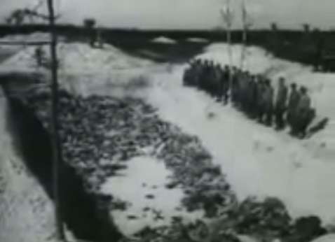 Cc de Bergen-Belsen, rapapolvo
                falso con una fosa com�n con cad�veres alemane