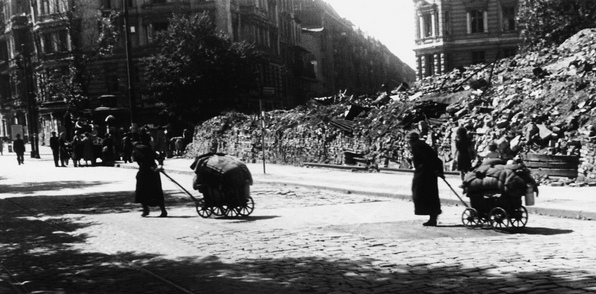 Eisenhower provocaba la miseria en todos los
                lados: fugitivos con carro de adrales en Berl�n
                destruido en 1945