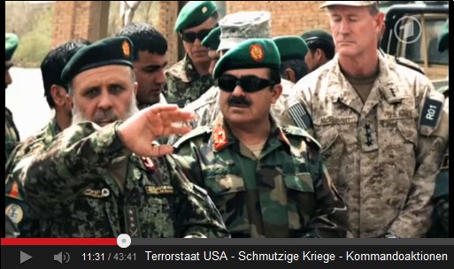 Afghanische Soldaten mit dem JSOC-F�hrer und
                    Massenm�rder McRaven