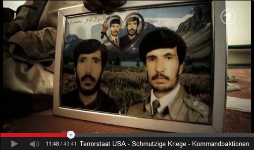 Der Vater zeigt das Foto der beiden
erschossenen Söhne, Grossaufnahme Der Vater
zeigt das Foto der beiden erschossenen Söhne,
Grossaufnahme