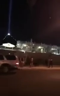 Konzertbesucher am Zaun des Konzertgel�ndes 04 mit der Pyramide mit dem Lichtstrahl im Hintergrund