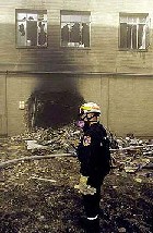 Pent�gono 11 de septiembre 2001: El cohete
                        dejo un hueco en la fachada, bien visible antes
                        de la ca�da de la fachada, con bombero