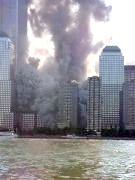 Ca�da de la torre
                        sur del WTC con nube 1, vista del Hudson River
