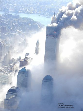 Y tambi�n la torre norte quema sin Boeing
                  adentro, aqu� la foto del helic�ptero policial. As�
                  los �rabes no pueden ser los delincuentes.