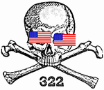 Skull and Bones ("cr�neo y
                  huesos"): hay el simbolismo de los d�gitos 322,
                  aqu� con las banderas de los Estados Est�pidos