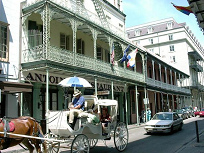 Nueva Orleans barrio franc�s: Casas en
                          estilo colonial a la avenida Bourbon, con
                          coche de caballos para turistas en blanco:
                          colonial, se�olal, racista.