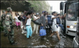 Nueva Orleans: Evacuaci�n del
                              Superdomo con bus, la calle bajo del
                              agua.