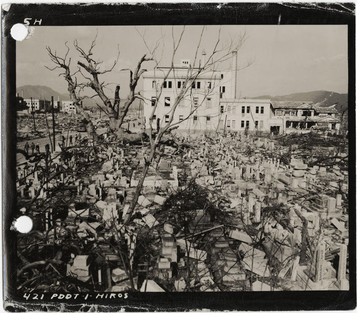 Hiroshima, Friedhof beim
                  Kokutai-Tempel, November 1945