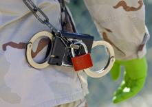 Guantanamo 011: Handschellen an einer Kette
                      am K�rper