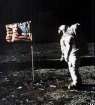 Mensonge
                  de la lune: Illumination impossible: astronaute clair,
                  fond fonc�