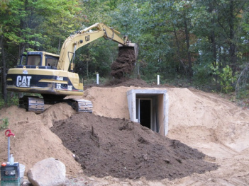 Der Erdkeller
                wird mit Sand und Erde zugesch�ttet