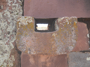 Kalasasaya-Tempel in Tiahuanaco, Abfluss
                          in Stein gefr�st